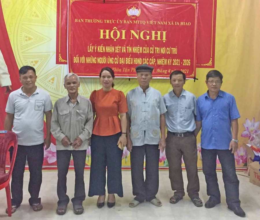 4 người ứng cử đại biểu HĐND 2 cấp chụp ảnh với cử tri thôn Tân Phú (xã Ia Hiao, huyện Phú Thiện). Ảnh: Anh Huy 4 người ứng cử đại biểu HĐND 2 cấp chụp hình với cử tri thôn Tân Phú (xã Ia Hiao)