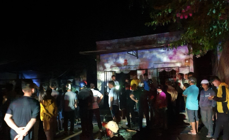 Hàng chục người dân đến ứng cứu nhưng bất lực nhìn lửa ngày thiêu 2 căn nhà của hàng xóm. ẢNH: TRÙNG DƯƠNG