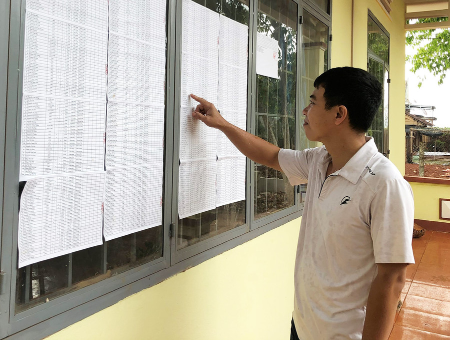 Cử tri xã biên giới Ia Nan kiểm tra danh sách cử tri tại Nhà văn hóa thôn. Ảnh: Phương Dung