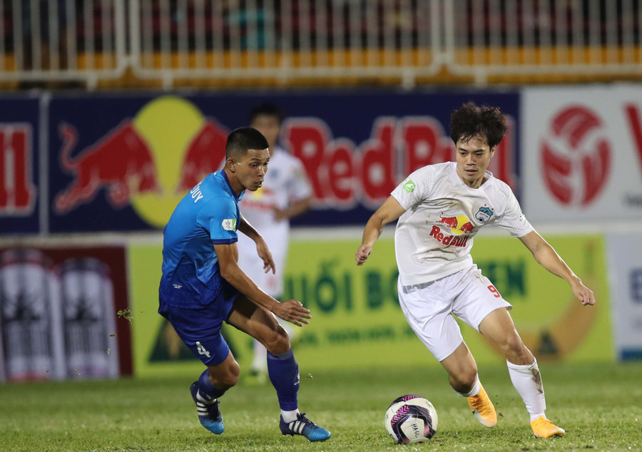 Văn Toàn xé toang hàng thủ An Giang. Ảnh: MINH TRẦN