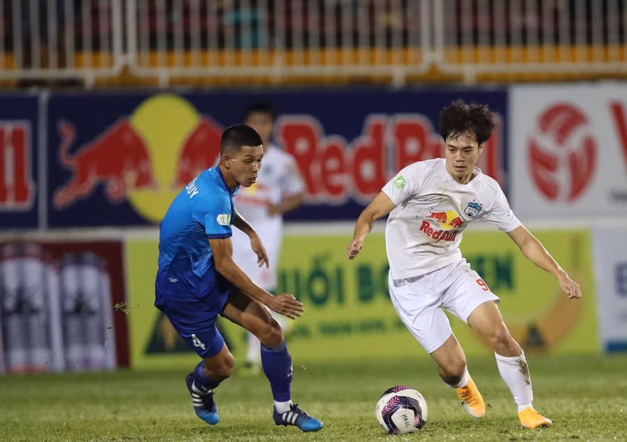 Văn Toàn xé toang hàng thủ An Giang. Ảnh: MINH TRẦN