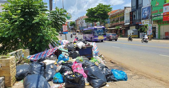 Nhiều điểm chứa tạm trên QL20, đoạn qua địa bàn TP.Bảo Lộc rác ứ đọng tràn lan bốc mùi hôi thối. ẢNH: TRÙNG DƯƠNG