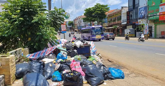 Nhiều điểm chứa tạm trên QL20, đoạn qua địa bàn TP.Bảo Lộc rác ứ đọng tràn lan bốc mùi hôi thối. ẢNH: TRÙNG DƯƠNG