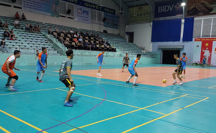Đội Bê thui Quyền (áo xám) thắng Massage Tre Xanh 5-3. Ảnh: Thiên Di