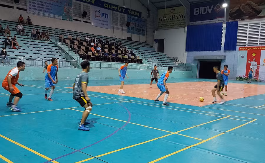 Đội Bê thui Quyền (áo xám) thắng Massage Tre Xanh 5-3. Ảnh: Thiên Di