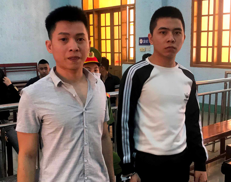 Sơn (trái) và Hoàng tại phiên tòa sơ thẩm 