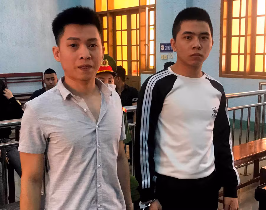 Sơn (trái) và Hoàng tại phiên tòa sơ thẩm 