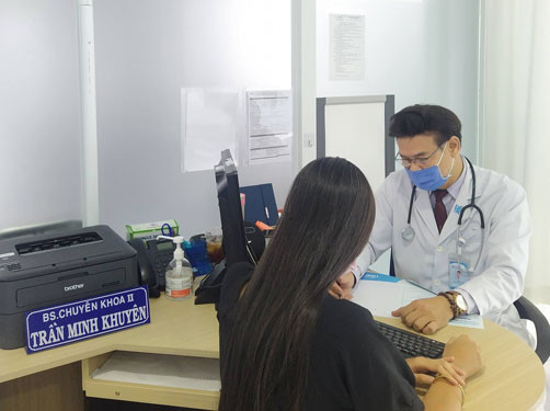 Khi phát hiện bất ổn, phụ huynh nên tìm sự tham vấn cho con em và cả bản thân từ bác sĩ chuyên khoa. Trong ảnh: Tư vấn cho một phụ huynh tại Phòng khám Bệnh viện Đại học Y Dược 1 TP HCM. Ảnh: THU ANH Khi phát hiện bất ổn, phụ huynh nên tìm sự tham vấn cho con em và cả bản thân từ bác sĩ chuyên khoa. Trong ảnh: Tư vấn cho một phụ huynh tại Phòng khám Bệnh viện Đại học Y Dược 1 TP HCM (Ảnh: THU ANH)