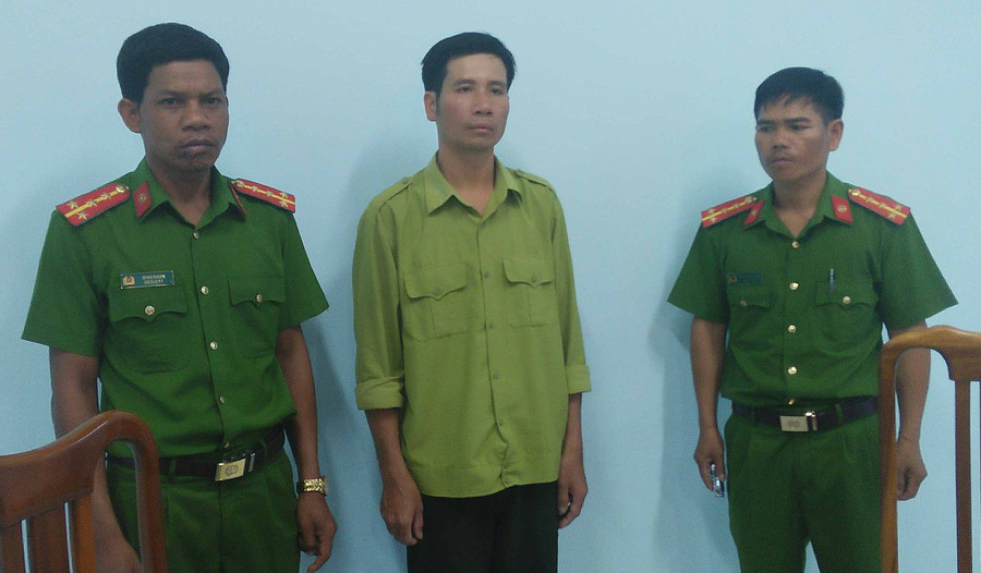 Đối tượng Đức (giữa) đã thiếu trách nhiệm gây hậu quả nghiêm trọng trong việc bảo vệ rừng