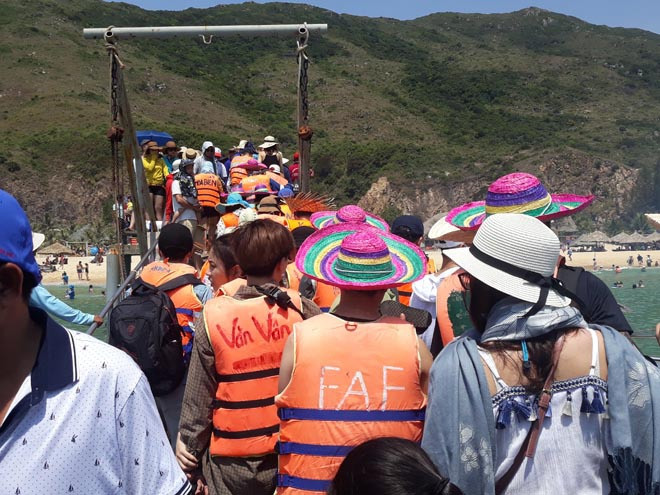 Khách du lịch đến xã Nhơn Lý ngày càng đông. ẢNH: HOÀNG TRỌNG