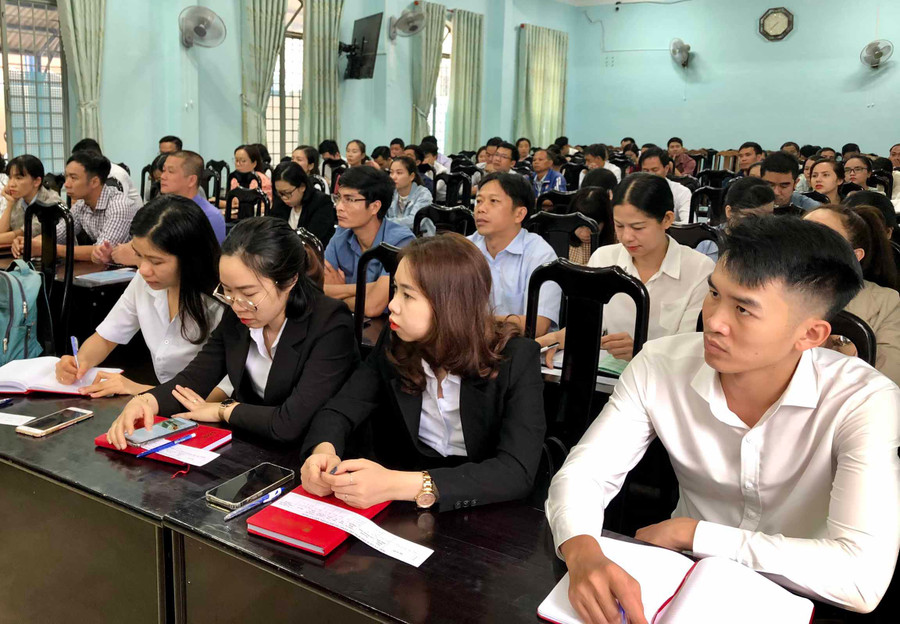 Quần chúng ưu tú cua các cơ sở Đảng tham gia lớp bồi dượng lý luận chính trị