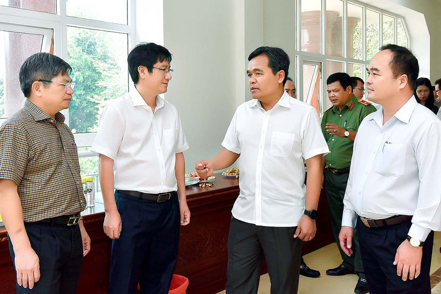 Bí thư Tỉnh ủy Hồ Văn Niên trao đổi với các đại biểu trong giờ giải lao. Ảnh: Đức Thụy Bí thư Tỉnh ủy hồ văn niên trao đổi với các đại biểu trong giờ giải lao. Ảnh: Đức Thụy