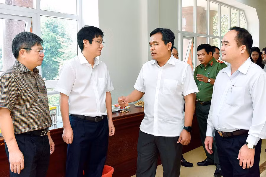 Bí thư Tỉnh ủy hồ văn niên trao đổi với các đại biểu trong giờ giải lao. Ảnh: Đức Thụy