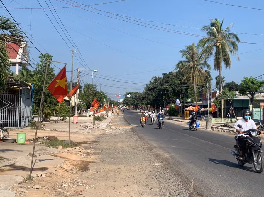 Những tuyến đường thị trấn Phú Thiện rực rỡ cờ hoa chào mừng ngày lễ lớn của dân tộc. Ảnh: Vũ Chi
