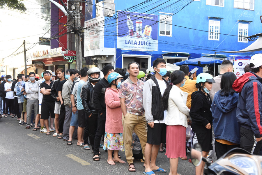Để đảm bảo trật tự, Ban tổ chức sân Pleiku đã yêu cầu cổ động viên xếp hàng chờ mua vé.