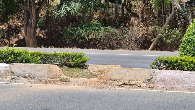 Giải phân cách sau khi được xây dựng lại tiếp tục bị đập phá. ẢNH: LÂM VIÊN