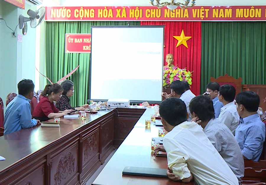 Quang cảnh buổi làm việc. Ảnh: Hồng Thương