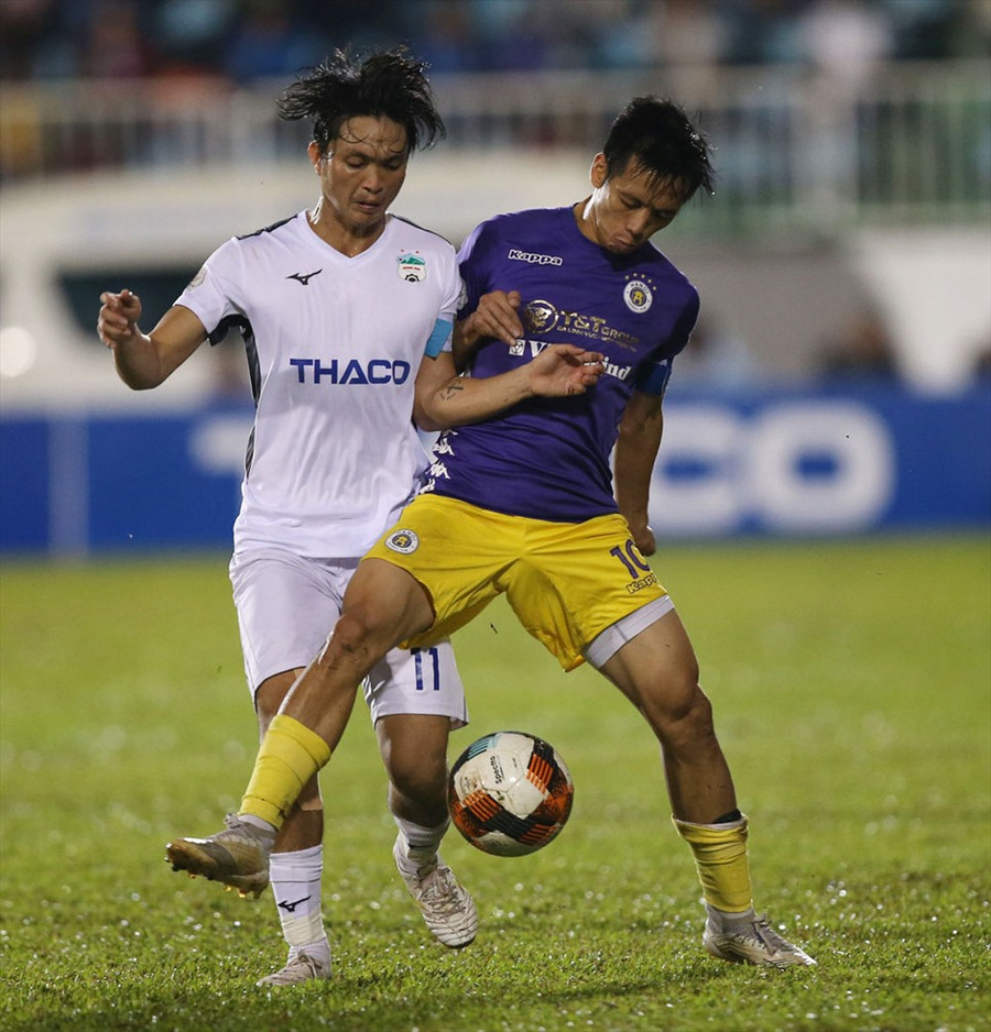 Tuấn Anh (trái) có thể trở lại trong màu áo Hoàng Anh Gia Lai sau chấn thương. Ảnh: VPF