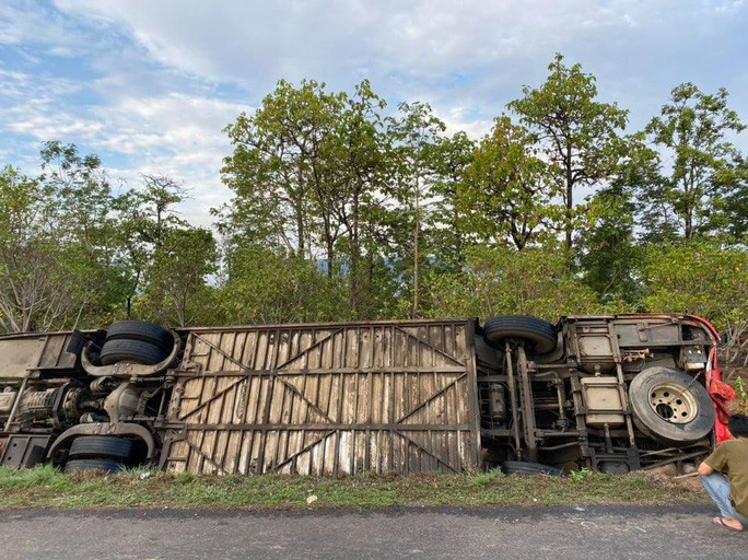 Chiếc xe khách lật ngửa