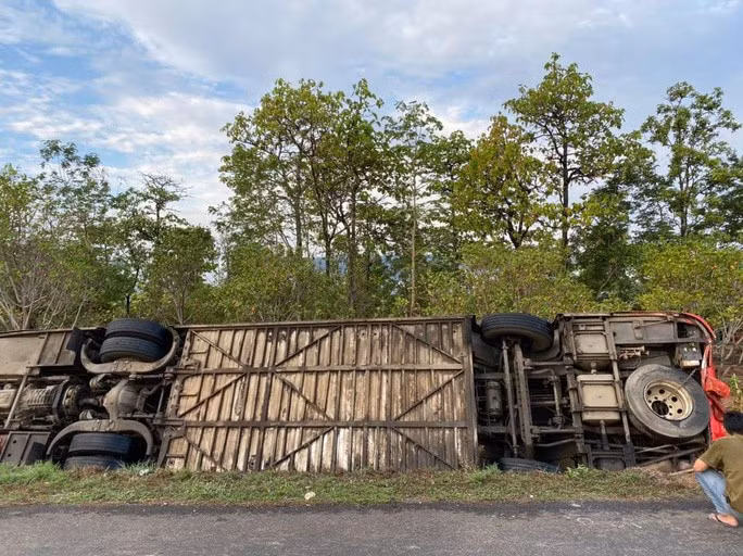 Chiếc xe khách lật ngửa