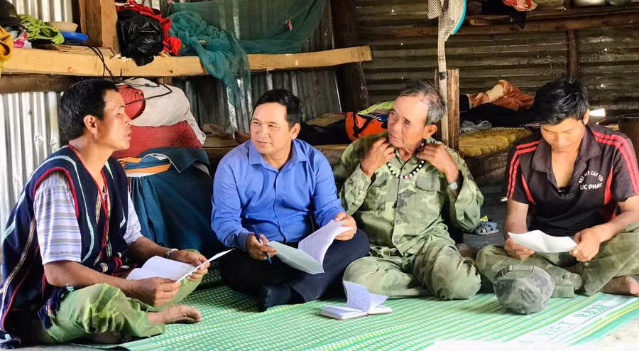 Cán bộ xã phối hợp cùng già làng, trưởng thôn về tận từng nhà dân để tuyên truyền công tác bầu cử. Ảnh Trần Dung