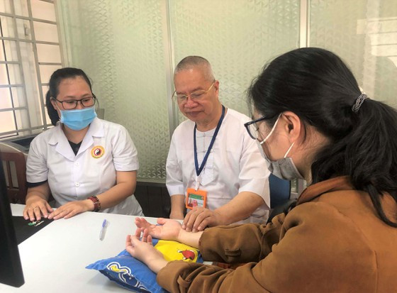 Hòa thượng Tuệ Tâm bắt mạch chẩn đoán bệnh cho bệnh nhân