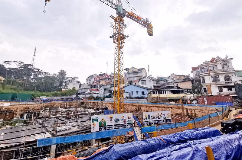 Nhiều hộ dân sống thấp thỏm bên công trình dự án tại trung tâm Đà Lạt.