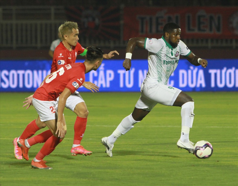 Rimario là hung thần của đội TPHCM khi anh đã tận dụng rất tốt hàng thủ yếu kém của đối thủ. Ảnh: Thanh Vũ.