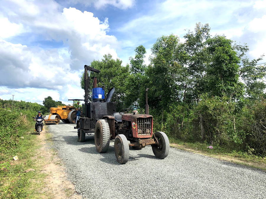  Thi công sửa chữa đường liên xã Ayun-Đak Jơ Ta (huyện Mang Yang). Ảnh: Lê Hòa