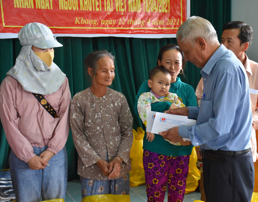 Trao quà cho người khuyết tật và trẻ em có hoàn cảnh khó khăn tại huyện Kbang. Ảnh: Hà Phương Trao quà cho người khuyết tật và trẻ em có hoàn cảnh khó khăn tại huyện Kbang. Ảnh: Hà Phương
