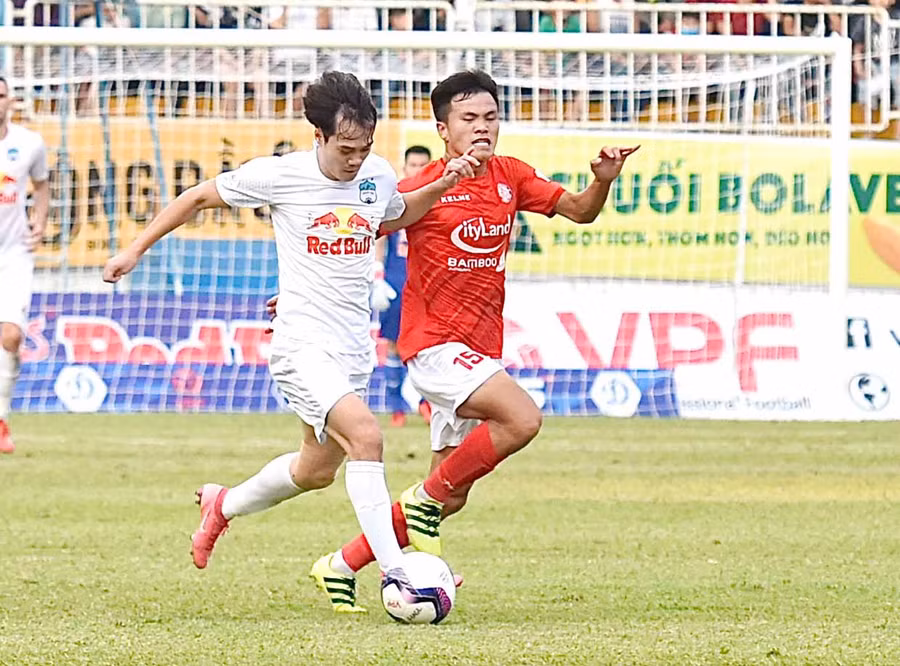 Văn Toàn (trái) cùng đồng đội đang có chuỗi trận thăng hoa. Ảnh: Lê Văn Ngọc