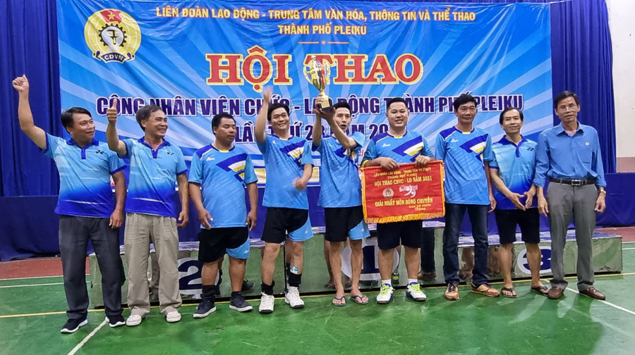  Ban tổ chức trao cúp, cờ cho đơn vị Công ty cổ phần Công trình Đô thị Gia Lai. Ảnh: Hà Phương