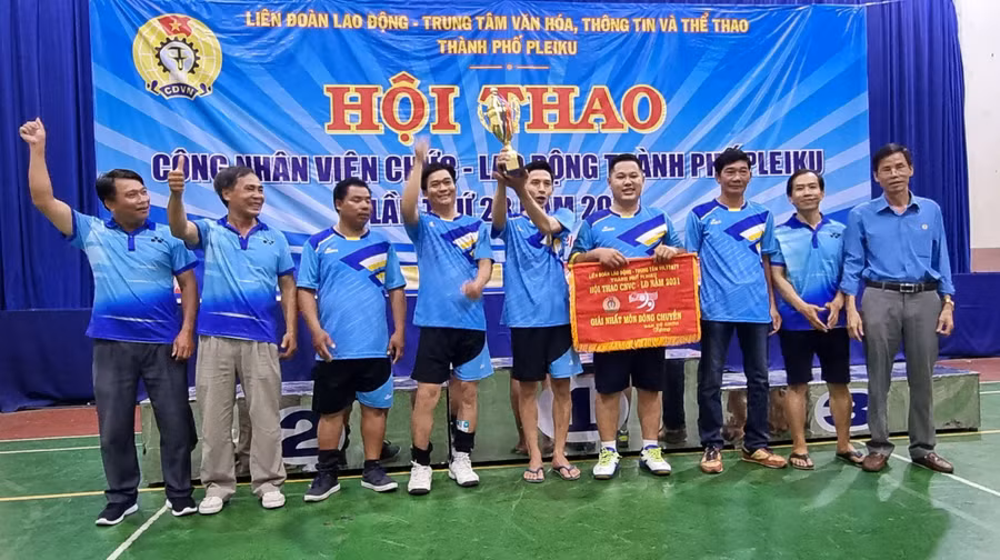  Ban tổ chức trao cúp, cờ cho đơn vị Công ty cổ phần Công trình Đô thị Gia Lai. Ảnh: Hà Phương