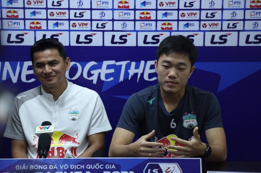 Huấn luyện viên Kiatisak tự tin hướng đến trận đấu với Hà Nội. Ảnh: VPF