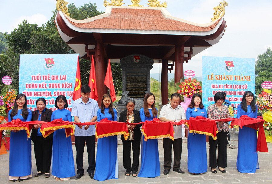 Các đại biểu cắt băng khánh thành Bia di tích lịch sử Đoàn Thanh niên nhân dân cách mạng tỉnh Gia Lai giai đoạn 1962-1975. Ảnh: Thủy Bình  Các đại biểu cắt băng khánh thành Bia di tích lịch sử Đoàn Thanh niên nhân dân cách mạng tỉnh Gia Lai giai đoạn 1962-1975. Ảnh: Thủy Bình