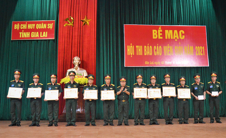  Ban tổ chức đã trao giấy khen các thí sinh đạt giải. Ảnh: Huy Bắc