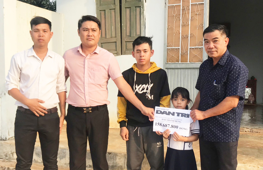 Đại diện Báo Dân Trí trao tiền hỗ trợ cho 2 anh em Hùng và Linh. Ảnh: Hà Phương Đại diện Báo Dân Trí trao tiền hỗ trợ cho 2 anh em Hùng và Linh. Ảnh: Hà Phương