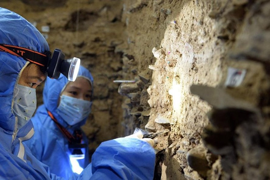 Các nhà khảo cổ Trung Quốc lấy mẫu ở hang Baishiya Karst. Ảnh: Xinhua/VCG