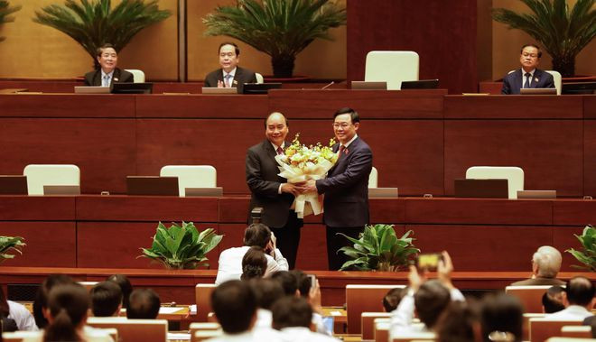 Chủ tịch Quốc hội Vương Đình Huệ tặng hoa Thủ tướng Nguyễn Xuân Phúc sau khi có kết quả miễn nhiệm. Ông Nguyễn Xuân Phúc sẽ tiếp tục điều hành Chính phủ tới khi Quốc hội bầu được thủ tướng mới vào ngày 5.4-Ảnh Gia Hân Chủ tịch Quốc hội Vương Đình Huệ tặng hoa Thủ tướng Nguyễn Xuân Phúc sau khi có kết quả miễn nhiệm. Ông Nguyễn Xuân Phúc sẽ tiếp tục điều hành Chính phủ tới khi Quốc hội bầu được thủ tướng mới vào ngày 5.4 - Ảnh Gia Hân