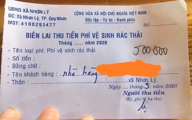 Chủ tịch UBND xã Nhơn Lý Nguyễn Tấn Dũng khẳng định đây là hóa đơn thu phí vệ sinh rác thải tại một nhà hàng đóng trên địa bàn xã. ẢNH CHỤP MÀN HÌNH
