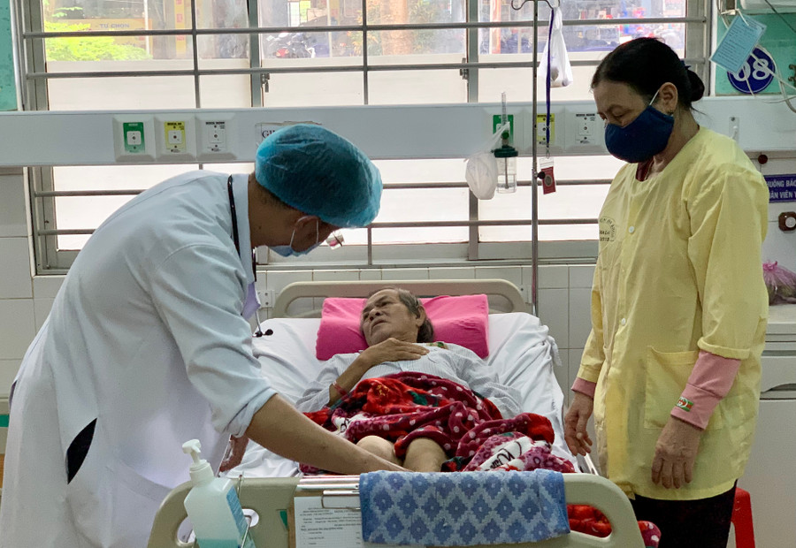 25-4-2021Từ ngày 1-1-2021, người bệnh có thẻ BHYT được tự lựa chọn điều trị nội trú tại bất kỳ bệnh viện tuyến tỉnh trên toàn quốc. Ảnh Như Ý