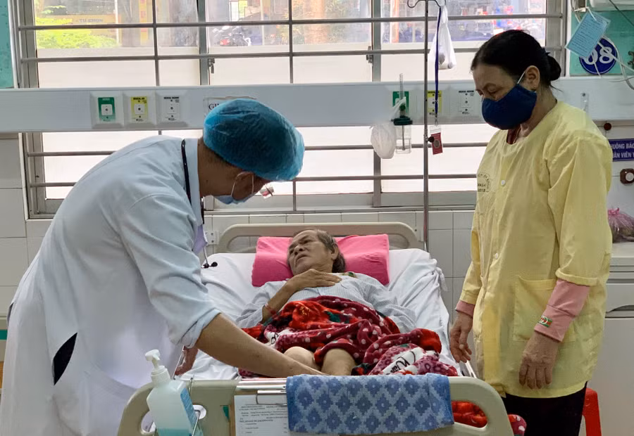 25-4-2021Từ ngày 1-1-2021, người bệnh có thẻ BHYT được tự lựa chọn điều trị nội trú tại bất kỳ bệnh viện tuyến tỉnh trên toàn quốc. Ảnh Như Ý