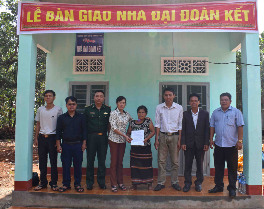 Bàn giao nhà cho gia đình bà Rơ Mah Byơnh, làng Dăng, xã Ia O, huyện Ia Grai. Ảnh Phan Thương