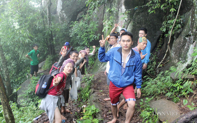 Một nhóm bạn trẻ khám phá núi Bà Đen bằng đường bộ