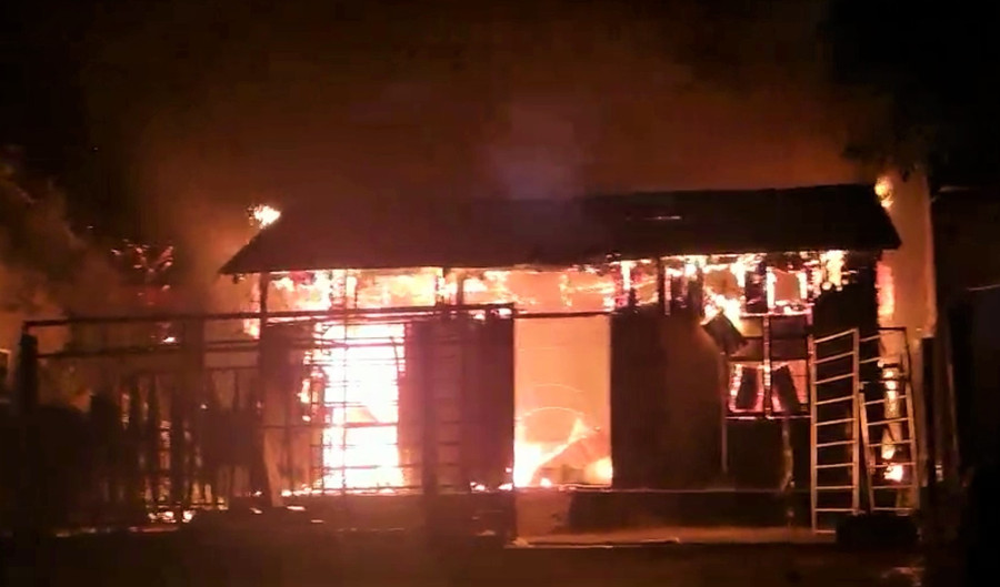 Ngọn lửa bao trùm thiêu rụi hoàn toàn căn nhà của ông Phạm Kim Trọng. ẢNH: TRÙNG DƯƠNG