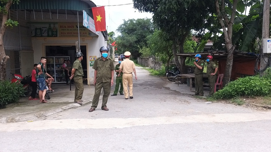 Lối vào hiện trường bị phong tỏa - ẢNH K.HOAN Lối vào hiện trường bị phong tỏa - ẢNH K.HOAN