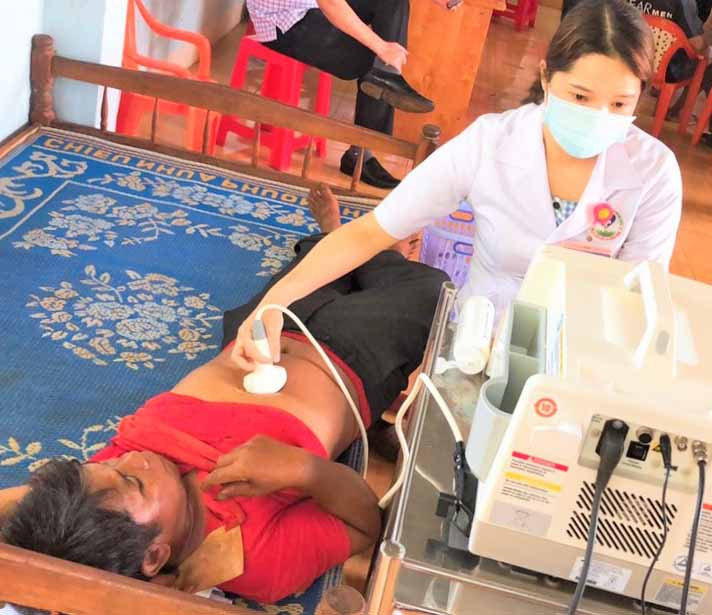 Thăm khám cho người dân làng Jri. Ảnh. Đinh Yến