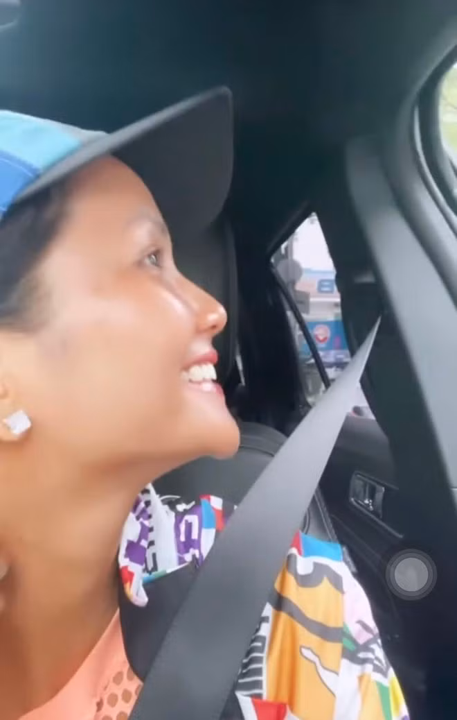 Hoa hậu H'Hen Niê quay cận chiếc cằm của mình. ẢNH: CHỤP MÀN HÌNH