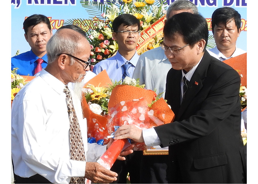 Bí thư Thành ủy Pleiku Trịnh Duy Thuân tặng hoa chúc mừng các tập thể và cá nhân tiêu biểu trong thực hiện Chỉ thị số 05 của Bộ Chính trị. Ảnh: Thanh Nhật Bí thư Thành ủy Pleiku Trịnh Duy Thuân tặng hoa chúc mừng các tập thể và cá nhân tiêu biểu trong thực hiện Chỉ thị số 05 của Bộ Chính trị. Ảnh: Thanh Nhật