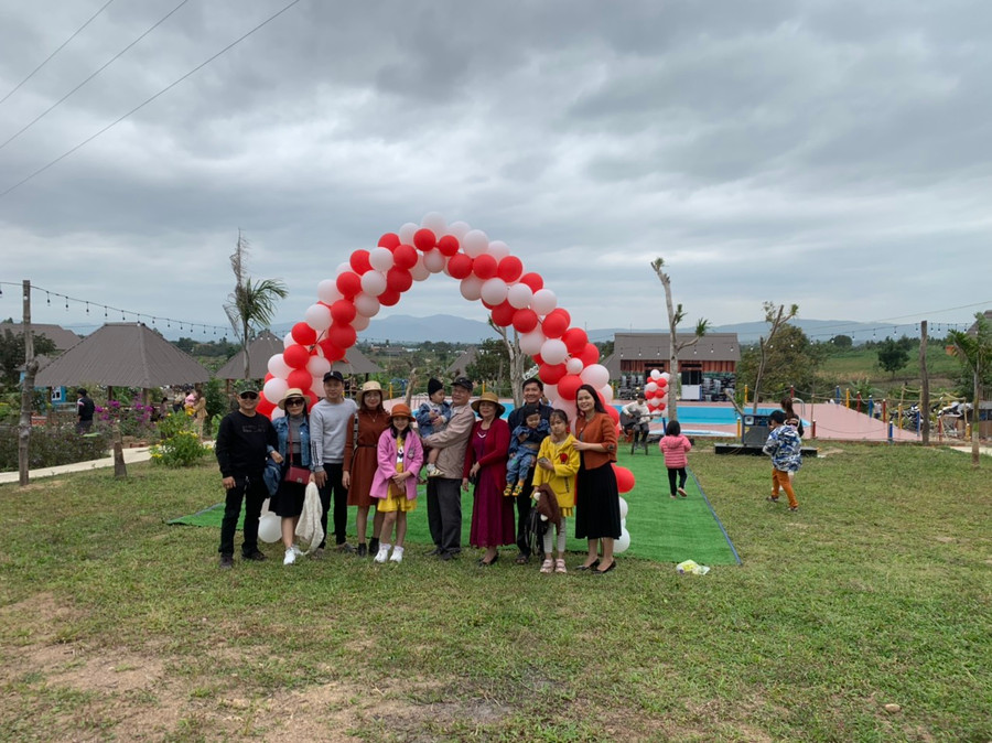 Khách tham quan chụp hình lưu niệm tại Nông trại làng Pi (xã Chư Băh, thị xã Ayun Pa). Ảnh: Vũ Chi